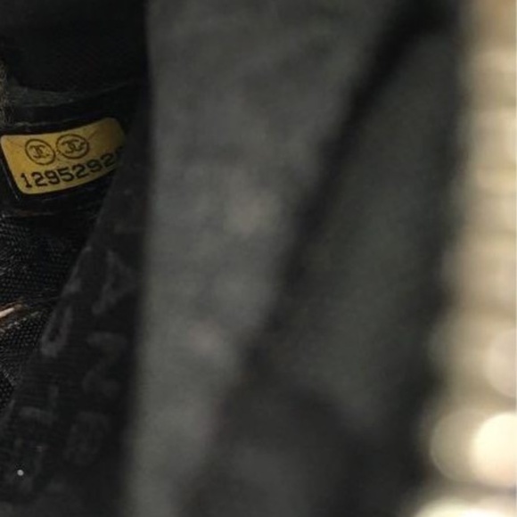 CHANEL Black Textured Quilted Cosmetic Case - Picture 6 of 6